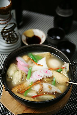 포토 JPG 그릇 접시 음식 술잔 술병 잔 사람없음 아웃포커스 컵 꼬치 냄비 어묵 머스터드 받침대 안주 탕 간장 파 어묵탕 일본음식 국내포토 식기 채소 병_용기 주류 촬영기법 양념 소스_음식 솥 파일형식