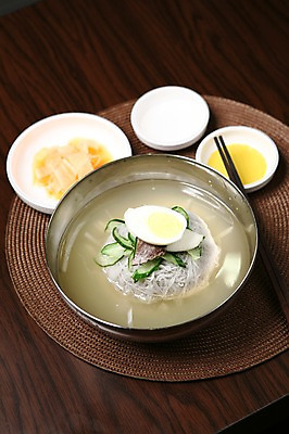 포토 JPG 그릇 접시 한식 음식 젓가락 여름음식 오이 육류 사람없음 계란 대접 면류 면 고명 무 냉면 삶은계란 물냉면 제철음식 국내포토 식기 채소 식재료 뿌리채소 수저 알 계란요리 제철 파일형식 여름_계절