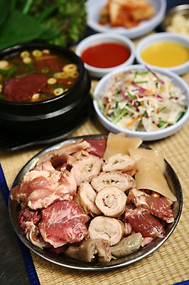 포토 JPG 그릇 접시 음식 채소 식재료 반찬 김치 생고기 육류 돼지고기 사람없음 아웃포커스 샐러드 상추 뚝배기 쌈 곱창 막창 돼지껍데기 국내포토 식기 한식 촬영기법 파일형식