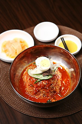 포토 JPG 그릇 접시 한식 음식 젓가락 여름음식 오이 육류 사람없음 아웃포커스 계란 대접 면류 면 고명 무 냉면 삶은계란 비빔냉면 제철음식 국내포토 식기 채소 식재료 뿌리채소 촬영기법 수저 알 계란요리 제철 파일형식 여름_계절