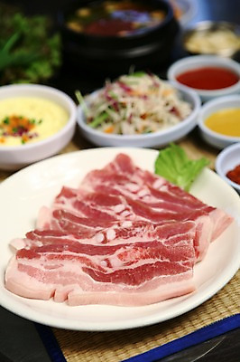 포토 JPG 그릇 접시 채소 식재료 반찬 생고기 육류 돼지고기 사람없음 아웃포커스 샐러드 상추 뚝배기 쌈 삼겹살 계란찜 국내포토 식기 음식 촬영기법 계란요리 찜 파일형식