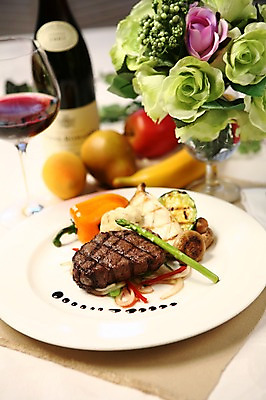 포토 JPG 그릇 접시 꽃 음식 채소 와인잔 과일 호박 피망 잔 바나나 서양음식 육류 스테이크 사람없음 아웃포커스 장식 컵 레스토랑 와인 버섯 소고기 와인병 아스파라거스 국내포토 식물 식기 술잔 식재료 병_용기 주류 촬영기법 식당 파일형식