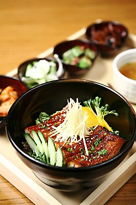 포토 JPG 그릇 접시 반찬 쟁반 사람없음 아웃포커스 장어 생선요리 장국 장어덮밥 일본음식 국내포토 식기 음식 촬영기법 어류 덮밥 국 파일형식