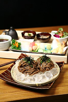 포토 JPG 그릇 접시 음식 주전자 오이 새우 사람없음 아웃포커스 바구니 얼음 면류 면 김 냉모밀 메밀국수 메밀 국수 국 파 새우튀김 장국 김가루 일본음식 국내포토 자연요소 식기 채소 식재료 주방용품 촬영기법 갑각류 튀김 해조류 김_해조류 가루 파일형식