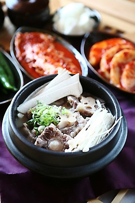 포토 JPG 그릇 접시 한식 반찬 김치 사람없음 아웃포커스 버섯 깍두기 뚝배기 갈비 팽이버섯 갈비탕 국내포토 식기 음식 촬영기법 육류 탕 파일형식