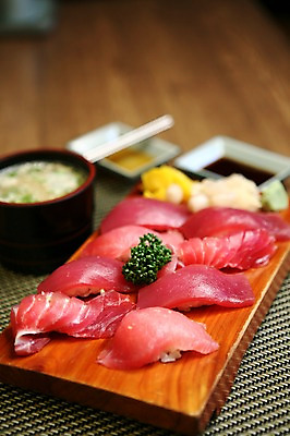 포토 JPG 그릇 접시 음식 파슬리 어류 사람없음 아웃포커스 초밥 고추냉이 머스터드 생선초밥 국 간장 장국 일본음식 국내포토 식기 채소 촬영기법 수중동물 양념 소스_음식 파일형식