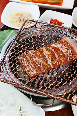 포토 JPG 그릇 접시 반찬 양파 생고기 육류 사람없음 아웃포커스 그릴 갈비 불판 양념갈비 갈비구이 양념구이 국내포토 식기 음식 채소 식재료 주방용품 촬영기법 구이 파일형식