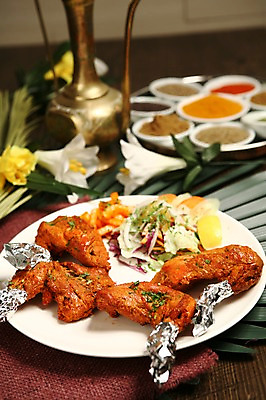 포토 JPG 그릇 접시 꽃 음식 채소 사람없음 아웃포커스 치킨 닭고기 샐러드 닭 은박지 닭다리 인도음식 동남아음식 국내포토 식물 식기 조류 촬영기법 육류 닭고기요리 동양음식 파일형식