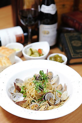 포토 JPG 그릇 접시 음식 빵 채소 와인잔 조개 파스타 서양음식 스파게티 사람없음 아웃포커스 장식 와인 해물요리 면류 면 해산물 와인병 피클 해물스파게티 국내포토 식기 술잔 병_용기 어패류 주류 촬영기법 절임 파일형식