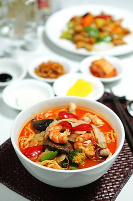 포토 JPG 그릇 접시 음식 채소 젓가락 김치 새우 사람없음 아웃포커스 중식 면류 면 브로콜리 해산물 단무지 짬뽕 주꾸미 해물짬뽕 제철음식 국내포토 식기 한식 연체동물 촬영기법 수저 갑각류 수중동물 제철 파일형식