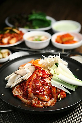 포토 JPG 그릇 접시 한식 음식 채소 반찬 김치 사람없음 아웃포커스 버섯 당근 해물요리 양념 냄비 깍두기 해산물 팽이버섯 파 낙지 낙지볶음 국내포토 식기 연체동물 뿌리채소 촬영기법 수중동물 솥 파일형식