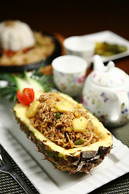 포토 JPG 그릇 접시 한식 음식 과일 밥 주전자 잔 사람없음 아웃포커스 컵 파인애플 볶음 철판 볶음밥 파인애플밥 국내포토 식기 주방용품 촬영기법 열대과일 파일형식