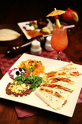 포토 JPG 그릇 접시 음료 음식 채소 우산 밥 잔 치즈 서양음식 빨대 사람없음 아웃포커스 장식 컵 주스 샐러드 칵테일 롤 멕시코음식 타코 케사디야 국내포토 식기 유제품 주류 촬영기법 파일형식