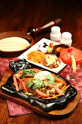 포토 JPG 그릇 접시 음료 음식 채소 잔 서양음식 육류 사람없음 아웃포커스 컵 버섯 주스 칵테일 체리 레몬 칵테일잔 볶음 철판 쑥갓 멕시코음식 국내포토 식기 술잔 과일 식재료 주류 촬영기법 파일형식