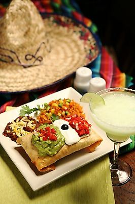 포토 JPG 모자 그릇 접시 음료 음식 잔 서양음식 육류 사람없음 아웃포커스 장식 컵 주스 칵테일 밀짚모자 칵테일잔 라임 멕시코음식 국내포토 모자_잡화 식기 잡화 술잔 과일 식재료 주류 촬영기법 파일형식