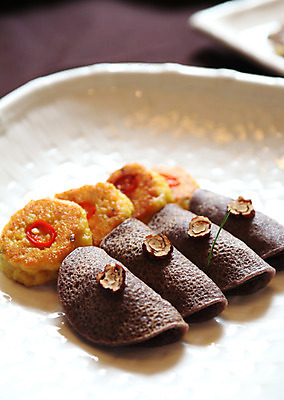 포토 JPG 그릇 접시 한식 음식 고추 사람없음 아웃포커스 장식 동그랑땡 전 대추 부침개 메밀전병 전병 국내포토 식기 채소 촬영기법 과자 파일형식