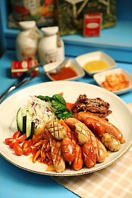 포토 JPG 그릇 접시 음식 포크 채소 방울토마토 김치 오이 서양음식 육류 사람없음 아웃포커스 샐러드 소시지 나이프 칼집 국내포토 식기 한식 토마토 식재료 촬영기법 가공식품 칼 파일형식