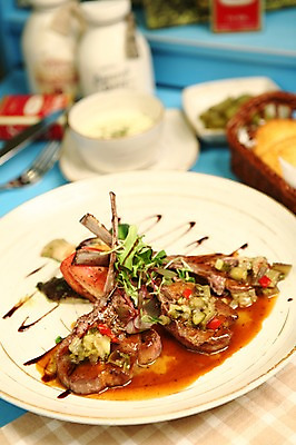 포토 JPG 그릇 접시 음식 빵 포크 서양음식 육류 스테이크 사람없음 아웃포커스 장식 나이프 수프 양고기 국내포토 식기 식재료 촬영기법 칼 파일형식