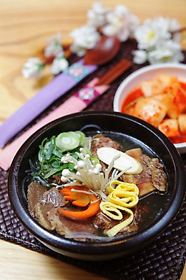 포토 JPG 그릇 접시 한식 젓가락 김치 수저 사람없음 아웃포커스 숟가락 버섯 당근 깍두기 뚝배기 갈비 팽이버섯 파 갈비탕 나무탁자 국내포토 식기 음식 채소 탁자 뿌리채소 촬영기법 육류 탕 파일형식