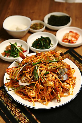 포토 JPG 그릇 접시 한식 음식 반찬 조개 김치 사람없음 아웃포커스 해물요리 꽃게 게 해산물 찜 콩나물 파 해물찜 국내포토 식기 채소 어패류 촬영기법 갑각류 나물 파일형식