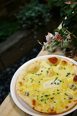 포토 JPG 식물 그릇 접시 음식 잎 피자 서양음식 사람없음 아웃포커스 치즈피자 국내포토 식기 패스트푸드 촬영기법 파일형식