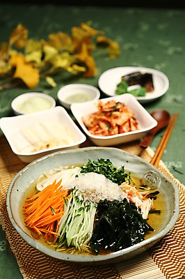 포토 JPG 그릇 접시 한식 음식 채소 젓가락 반찬 김치 오이 수저 육류 사람없음 아웃포커스 숟가락 얼음 당근 대나무발 무순 미역 냉채 국내포토 자연요소 식기 식재료 뿌리채소 촬영기법 해조류 새싹채소 파일형식