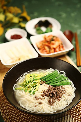 포토 JPG 그릇 접시 한식 음식 채소 젓가락 호박 반찬 김치 수저 육류 사람없음 아웃포커스 숟가락 면류 면 고명 국수 대나무발 부추 칼국수 국내포토 식기 식재료 촬영기법 파일형식