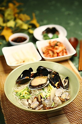 포토 JPG 그릇 접시 한식 음식 젓가락 호박 반찬 조개 김치 수저 사람없음 아웃포커스 숟가락 해물요리 면류 면 해산물 홍합 대나무발 전복 칼국수 바지락 해물칼국수 국내포토 식기 채소 어패류 촬영기법 국수 파일형식