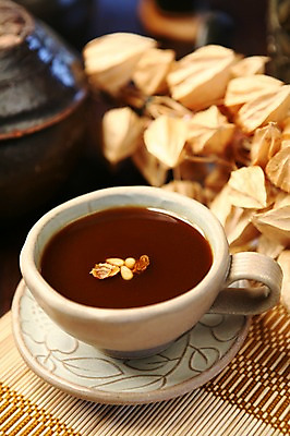 포토 JPG 한국문화 한국전통 전통 음료 한식 음식 디저트 잔 사람없음 아웃포커스 컵 전통음식 차 전통차 찻잔 컵받침 대추 대나무발 잣 호리병 꽈리 수정과 국내포토 동양문화 식기 병_용기 한국 촬영기법 차_음료 견과류 받침대 파일형식