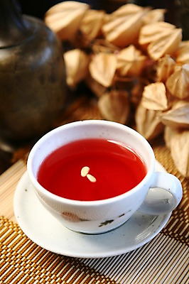 포토 JPG 한국문화 한국전통 전통 음료 한식 음식 디저트 잔 사람없음 아웃포커스 컵 전통음식 차 전통차 찻잔 컵받침 대나무발 잣 호리병 꽈리 수정과 국내포토 동양문화 식기 병_용기 한국 촬영기법 차_음료 견과류 받침대 파일형식