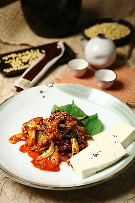 포토 JPG 그릇 접시 한식 음식 채소 술잔 젓가락 양파 잔 수저 사람없음 아웃포커스 컵 숟가락 해물요리 항아리 해산물 안주 볶음 깻잎 두부 파 낙지 낙지볶음 국내포토 식기 연체동물 촬영기법 수중동물 도자기 파일형식