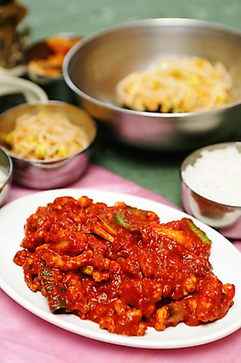 포토 JPG 그릇 접시 한식 음식 밥 사람없음 아웃포커스 해물요리 대접 해산물 볶음 콩나물 낙지 낙지볶음 국내포토 식기 채소 연체동물 촬영기법 수중동물 나물 파일형식