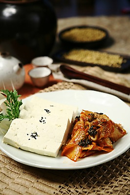 포토 JPG 그릇 접시 한식 음식 술잔 젓가락 주전자 김치 잔 사람없음 아웃포커스 컵 숟가락 항아리 안주 두부 김치볶음 두부김치 국내포토 식기 주방용품 촬영기법 수저 도자기 볶음 파일형식