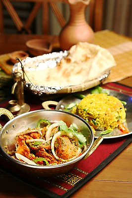 포토 JPG 그릇 접시 음식 빵 고추 밥 양파 잔 육류 사람없음 아웃포커스 치킨 닭고기 닭 냄비 반죽 밀가루 볶음밥 인도음식 호리병 동남아음식 토르티야 국내포토 식기 채소 식재료 조류 병_용기 촬영기법 솥 가루 닭고기요리 동양음식 파일형식