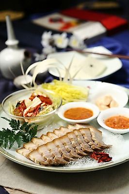 포토 JPG 그릇 접시 한식 잎 술잔 젓가락 술병 김치 마늘 육류 돼지고기 사람없음 아웃포커스 장식 배추 보쌈 쌈장 새우젓 수육 국내포토 식물 식기 음식 채소 식재료 병_용기 잔 주류 촬영기법 수저 양념 젓갈 파일형식