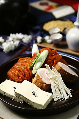 포토 JPG 그릇 접시 꽃 한식 음식 채소 술잔 고추 술병 김치 잔 육류 사람없음 아웃포커스 컵 버섯 안주 두부 팽이버섯 파 두부김치 국내포토 식물 식기 식재료 병_용기 주류 촬영기법 파일형식