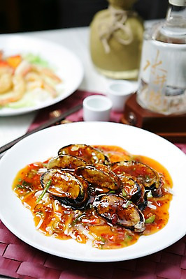 포토 JPG 그릇 접시 음식 채소 술잔 젓가락 가지 술병 잔 사람없음 아웃포커스 컵 중식 병 볶음 가지볶음 국내포토 식기 병_용기 주류 촬영기법 수저 파일형식