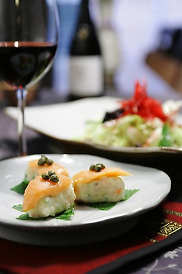 포토 JPG 그릇 접시 음식 와인잔 잔 서양음식 어류 사람없음 아웃포커스 장식 컵 와인 샐러드 깻잎 연어 감자샐러드 국내포토 식기 채소 술잔 주류 촬영기법 수중동물 파일형식