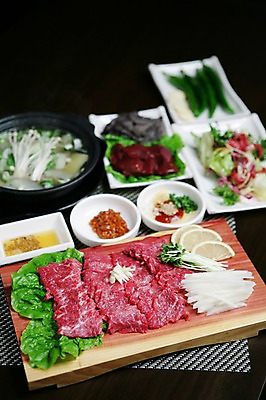 포토 JPG 그릇 접시 채소 식재료 고추 마늘 생고기 육류 사람없음 아웃포커스 버섯 샐러드 소고기 배 상추 레몬 간 팽이버섯 쌈장 무순 기름장 국내포토 식기 음식 과일 촬영기법 양념 장기_의학 새싹채소 파일형식