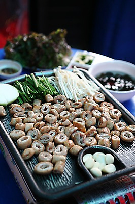 포토 JPG 한식 음식 채소 양파 마늘 육류 사람없음 아웃포커스 버섯 상추 구이 쌈 국 팽이버섯 불판 부추 곱창 막창 국내포토 식재료 촬영기법 파일형식