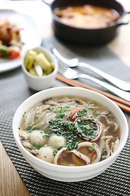 포토 JPG 그릇 접시 음식 포크 젓가락 사람없음 아웃포커스 숟가락 면류 면 냄비 해산물 오징어 피클 우동 파 유부 해물우동 일본음식 국내포토 식기 채소 연체동물 촬영기법 수저 수중동물 솥 절임 파일형식