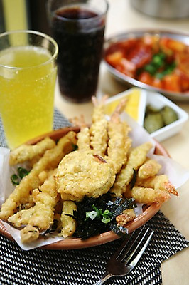 포토 JPG 그릇 접시 한식 음식 포크 잔 새우 맥주 사람없음 아웃포커스 컵 튀김 김 떡볶이 안주 오징어 피클 고구마 단무지 콜라 새우튀김 고구마튀김 오징어튀김 국내포토 식기 연체동물 뿌리채소 주류 촬영기법 갑각류 수중동물 해조류 분식 탄산음료 절임 파일형식