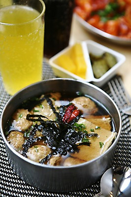 포토 JPG 그릇 접시 음식 포크 잔 맥주 사람없음 아웃포커스 숟가락 어묵 김가루 어묵탕 국내포토 식기 주류 촬영기법 수저 김_해조류 가루 탕 파일형식