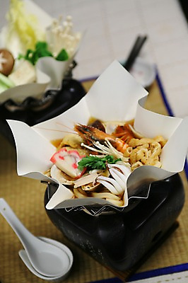 포토 JPG 그릇 음식 채소 조개 새우 사람없음 아웃포커스 숟가락 해물요리 면류 면 해산물 돗자리 우동 유부 주꾸미 해물우동 일본음식 제철음식 국내포토 식기 어패류 연체동물 촬영기법 수저 갑각류 수중동물 제철 파일형식