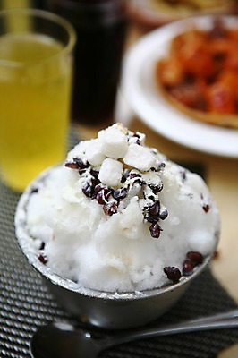 포토 JPG 그릇 아이스크림 디저트 여름음식 떡 맥주 사람없음 아웃포커스 숟가락 얼음 빙수 팥 팥빙수 제철음식 국내포토 자연요소 식기 음식 주류 촬영기법 수저 제철 파일형식 여름_계절