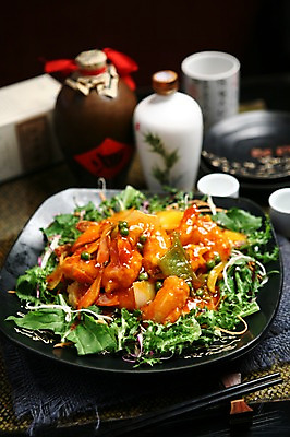 포토 JPG 그릇 접시 음식 채소 술잔 젓가락 술병 잔 새우 사람없음 아웃포커스 컵 중식 해물요리 해산물 볶음 깐쇼새우 국내포토 식기 병_용기 주류 촬영기법 수저 갑각류 파일형식