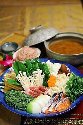 포토 JPG 그릇 접시 꽃 음식 채소 양파 육류 어류 사람없음 아웃포커스 버섯 당근 면류 면 냄비 우동 팽이버섯 쑥갓 샤브샤브 유부 해물샤브샤브 일본음식 국내포토 식물 식기 식재료 뿌리채소 촬영기법 수중동물 솥 파일형식