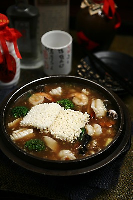 포토 JPG 그릇 접시 채소 술잔 젓가락 술병 새우 사람없음 아웃포커스 뚝배기 오징어 누룽지 해물누룽지탕 국내포토 식기 병_용기 잔 연체동물 주류 촬영기법 수저 갑각류 수중동물 누룽지탕 파일형식