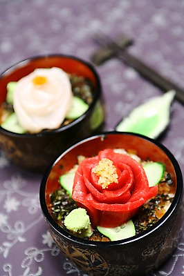 포토 JPG 그릇 꽃 음식 젓가락 밥 오이 어류 사람없음 아웃포커스 장식 초밥 회 고추냉이 머스터드 덮밥 생선요리 날치알 회덮밥 일본음식 국내포토 식물 식기 채소 촬영기법 수저 알 수중동물 양념 소스_음식 파일형식