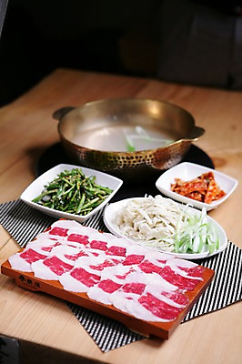 포토 JPG 그릇 접시 채소 반찬 김치 생고기 육류 사람없음 아웃포커스 소고기 면류 면 냄비 국물 부추 파 샤브샤브 칼국수 육수 부추무침 일본음식 국내포토 식기 한식 음식 식재료 촬영기법 솥 국수 무침 파일형식